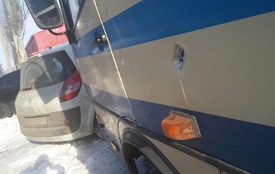 На Донбасі обстріляли цивільний автобус