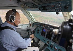 Блогеры раскритиковали Путина за полет на самолете-амфибии: Почему кого попало за штурвал пускают?