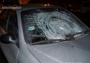 В Киеве женщина бросилась под колеса автомобиля