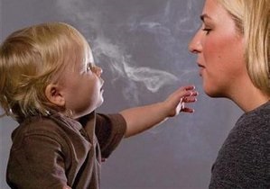 В Латвии курение в присутствии детей приравняли к насилию над ними