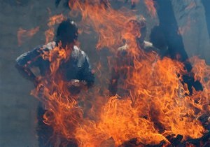 В Киевской области тушат пожар в цеху по изготовлению растворителя