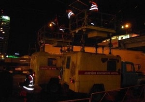 Вчера под Шулявским мостом в Киеве грузовик оборвал троллейбусные провода