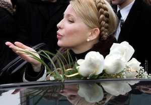 Соратники Тимошенко привезли ей сердце из роз в человеческий рост