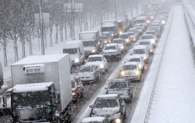 Из-за снегопадов грузовикам запретили въезд в Киев