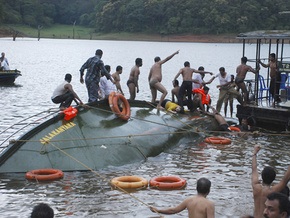 На озере в Индии опрокинулось судно с туристами: 18 человек погибли