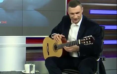Кличко сыграл на гитаре  Ваше благородие 