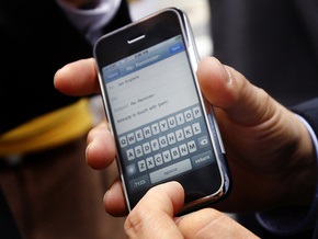 Компания Google будет размещать видеорекламу в iPhone