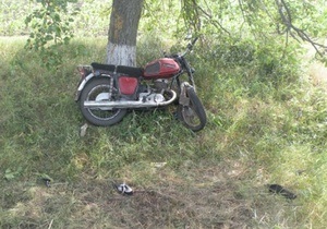 В Николаевской области мотоцикл врезался в дерево, есть погибшие