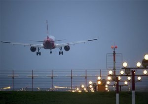Пилоты самолета Лондон-Рига заклеили иллюминатор в кабине скотчем