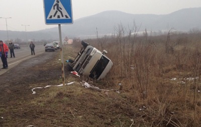 На Закарпатье перевернулся автобус: семеро пострадавших