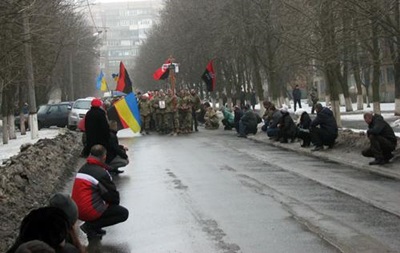 На Донбасі вулиця стояла на колінах перед бійцем АТО