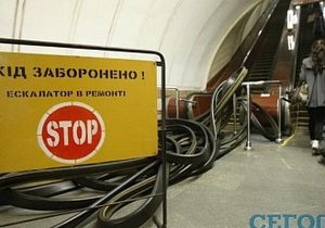 Из-за поломки эскалаторов одна станция киевского метро закрывалась на вход, на другой - ранена пенсионерка