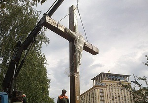 В Киеве восстановили крест, спиленный активистками FEMEN