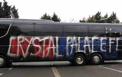 Фанати Кристал Пелас помилково зіпсували автобус своєї ж команди