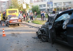 В Киеве из-за пешехода автомобиль врезался в маршрутки