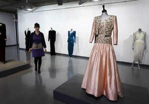 В Лондоне на аукцион выставили платья принцессы Дианы