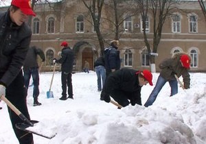 Черновецкий решил вывести студентов на уборку снега