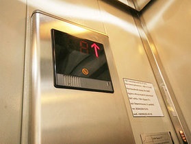 В днепропетровской больнице ремонт лифта закончился гибелью лифтера