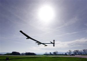 В Швейцарии самолет на солнечных батареях успешно совершил первый длительный полет