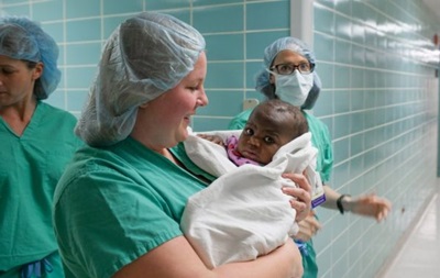 Хірурги успішно видалили в немовляти близнюка-паразита