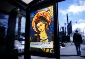 Новозеландцы изобразили на рекламе пиццы Иисуса и Марию