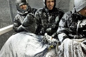 Суровые исландцы играют даже в снежную бурю
