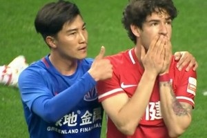 В Китае дисквалифицировали игрока, который показал большой палец Пато