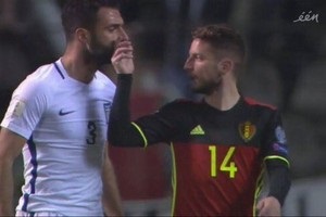 Полузащитник сборной Бельгии решил перекрыть воздух сопернику