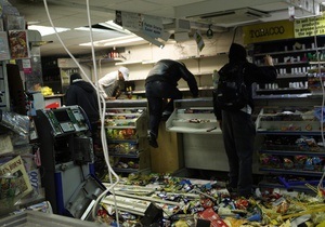 В одном из пригородов Лондона погромщики разграбили все магазины, кроме книжного