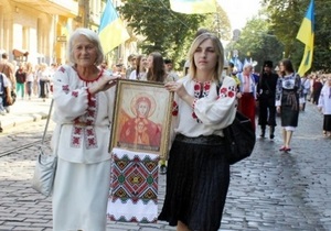 Марш защиты украинцев: во Львове тысячи человек прошли к памятникам Шевченко и Бандере