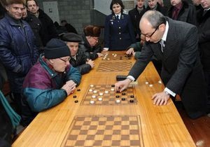 Кернес сыграл в шашки в метро