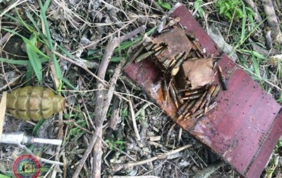 У Маріуполі на території школи знайшли гранату та патрони
