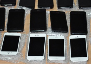 Прилетевший в Днепропетровск украинец хотел незаконно  ввезти в страну сразу 84 iPhone