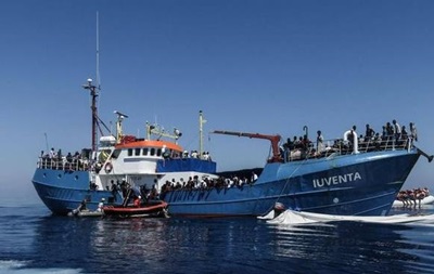 У Середземному морі тоне судно з біженцями