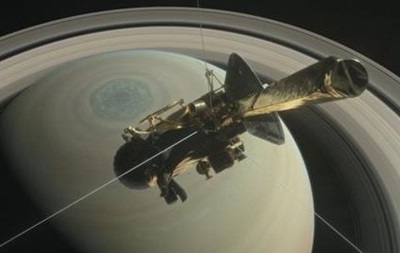 Зонд Cassini пролетит между кольцами Сатурна и его атмосферой