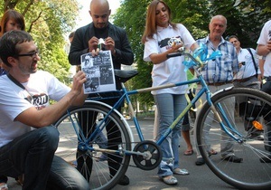 Януковичу подарили велосипед