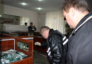 В Харькове двое в масках ограбили ювелирный отдел в супермаркете