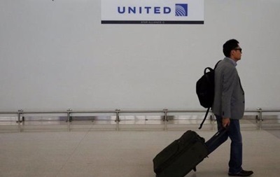 United Airlines выплатит компенсацию снятому с рейса доктору