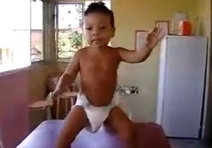 Танцующий младенец стал новым хитом на YouTube