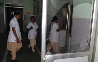 Индийских врачей научат обороняться от пациентов