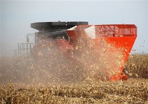 Украина намерена существенно увеличить сбор урожая в 2011 году