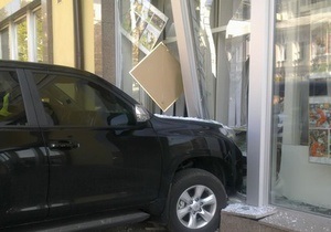 В центре Киева водитель перепутала педали и врезалась в здание информагентства