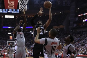 НБА: Кливленд прошел Торонто, Хьюстон сравнял счет в серии с Сан-Антонио