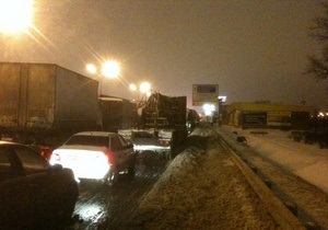 Снегопады в России: Из-за многокилометровых пробок москвичи ночевали в машинах