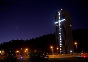 Художник воздвиг 33-этажный крест в честь чилийских горняков