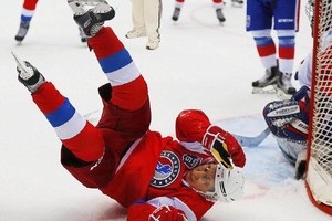 Комическое падение Путина на хоккее высмеяли в сети