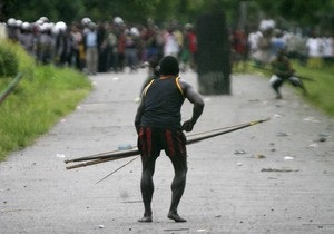 В Индонезии папуасы ранили стрелами троих полицейских