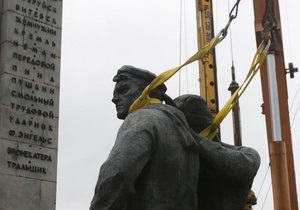 С киевской набережной убрали памятник морякам Днепровской флотилии
