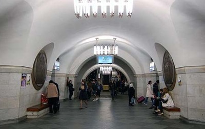 У метро Києва зупиняли потяги через людину на колії