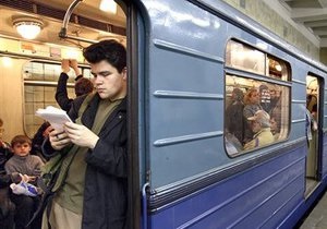 СМИ: Из вестибюлей киевского метро исчезли раскладки прессы